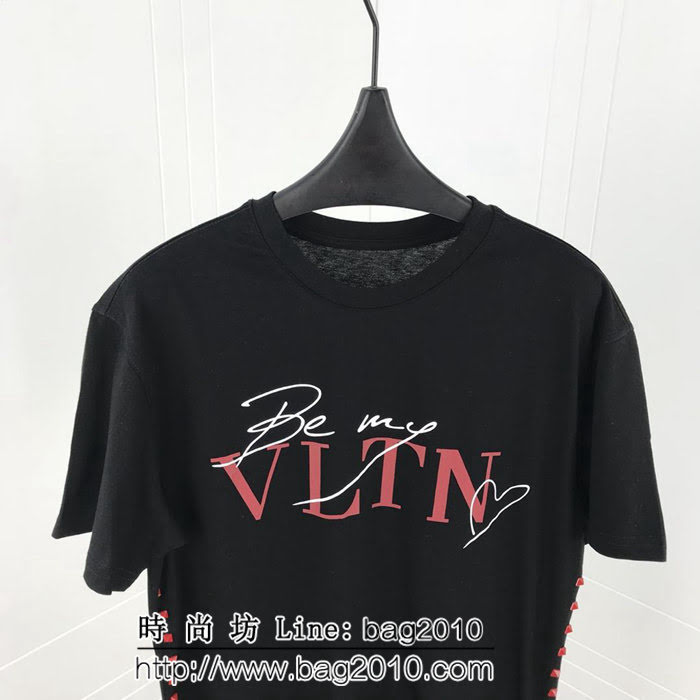 VALENTINO華倫天奴 19早春情人節限定 柳釘短袖T-shirt 雙股絲光棉面料 數碼印花工藝 高版本情侶款 ydi2015